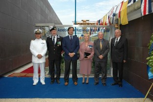 Ancora foto ricordo con il C/te G.C. CF Salvatore Vitale, Presidente Angelo Ragnoni, Sindaco di Carrara Angelo Zubbani, La signora Graziella Todaro il Prefetto di Massa Carrara Carlo Striccioli , il marito della signora Graziella Todaro 